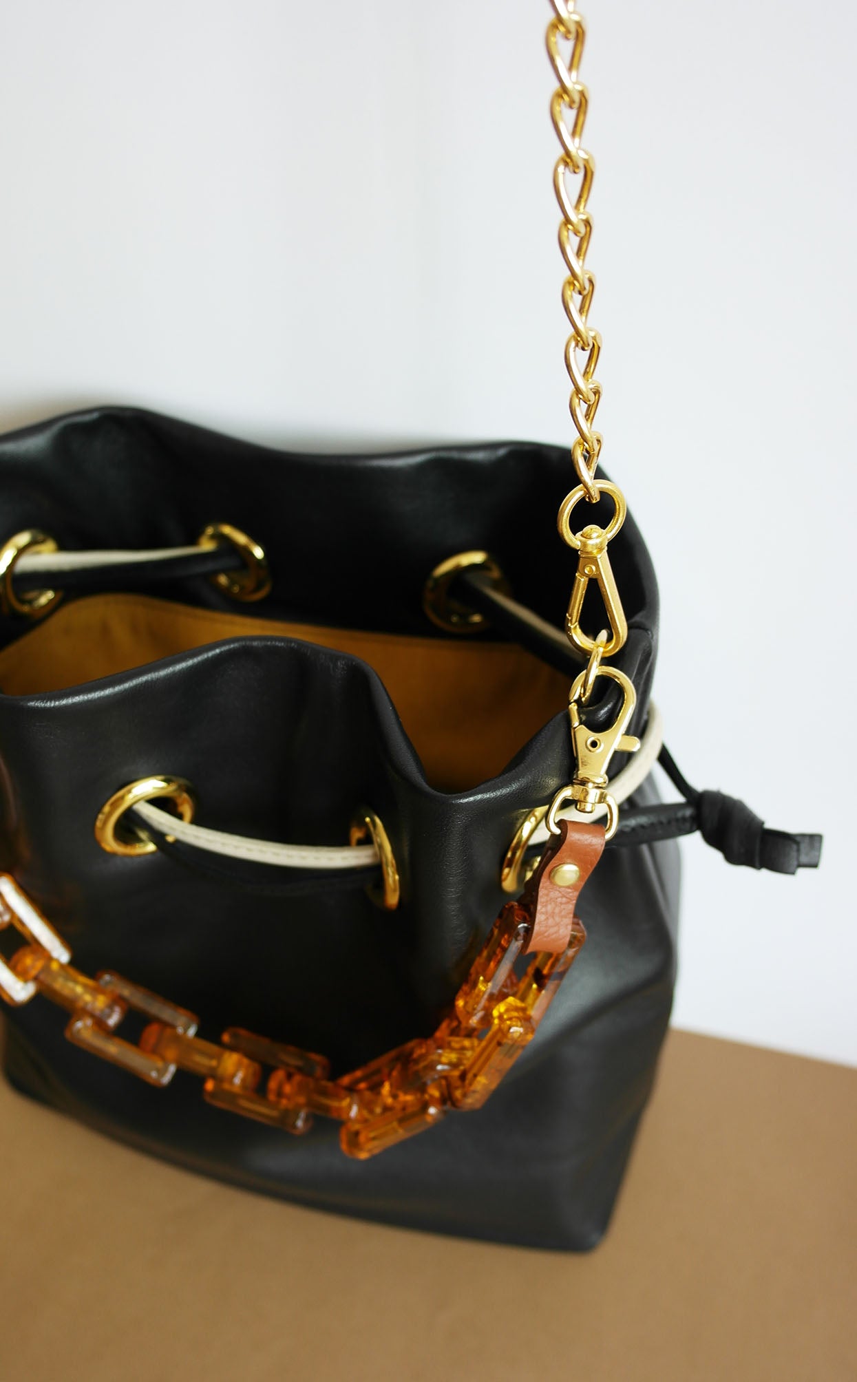 Bombón negro con cadena chunky