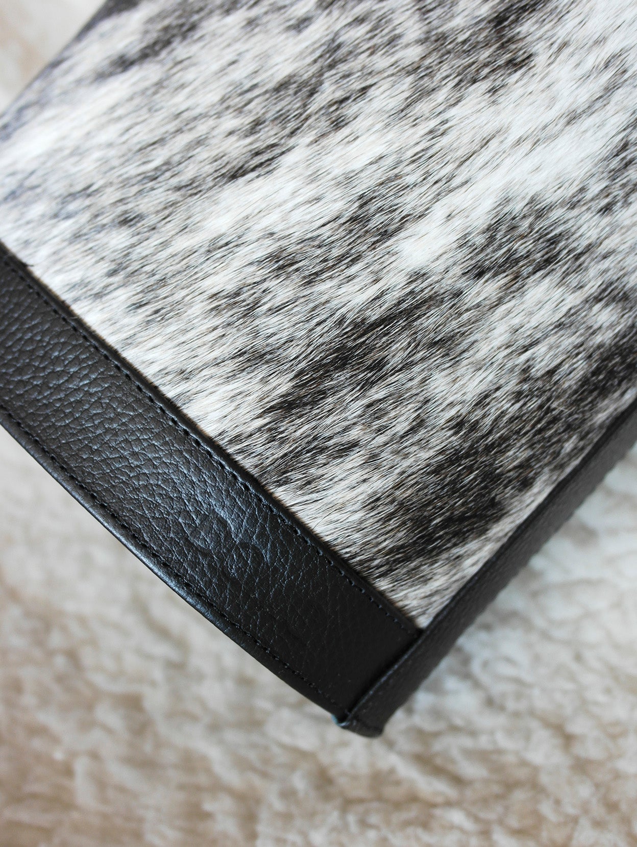 Bolsa Canasta con pelo bicolor